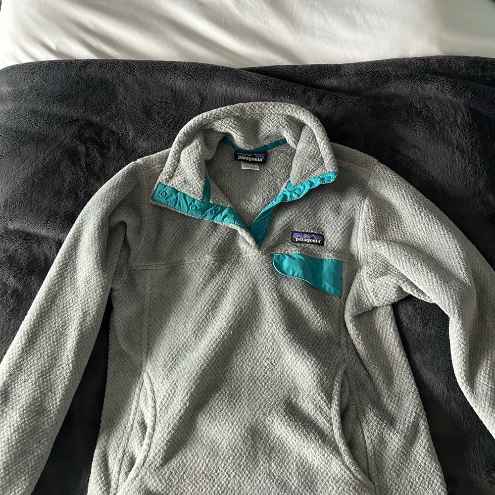 Patagonia Light Gray and Teal Fleece Pullover